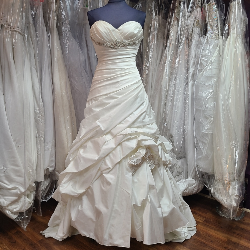Timeless Ivory Fitted Wedding Dress